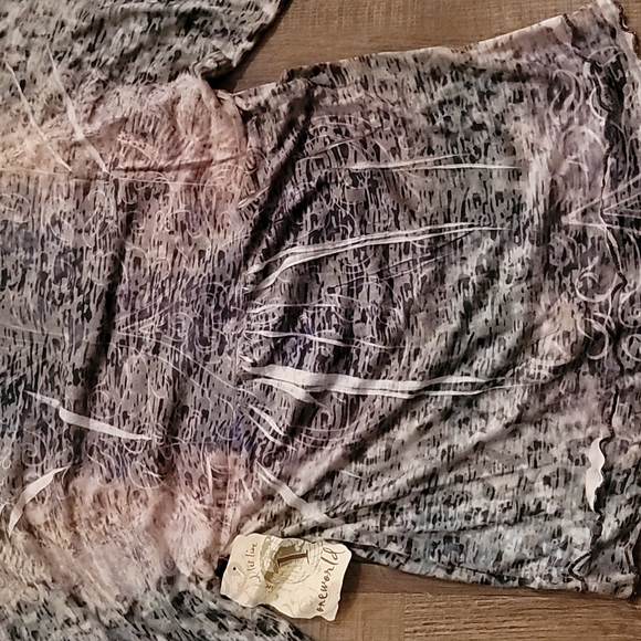 NWT one world size medium - Picture 7 of 7